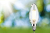 Klar LED-lyspære i stearinlysform med E14-fatning, energieffektiv belysning til hjemmet.