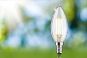 Klarer LED-Leuchtmittel in Kerzenform mit E14-Fassung, energiesparende Beleuchtung für Zuhause.