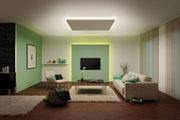 Modernes Wohnzimmer mit grünem Akzentwandpaneel und indirekter LED-Beleuchtung für stimmungsvolles Licht