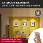 Wohnzimmer mit dimmbaren Deckenstrahlern in drei Helligkeitsstufen und Memory-Funktion