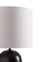 Moderne bordlampe med sort metalfod og hvid stofskærm til stilfuld belysning i hjemmet