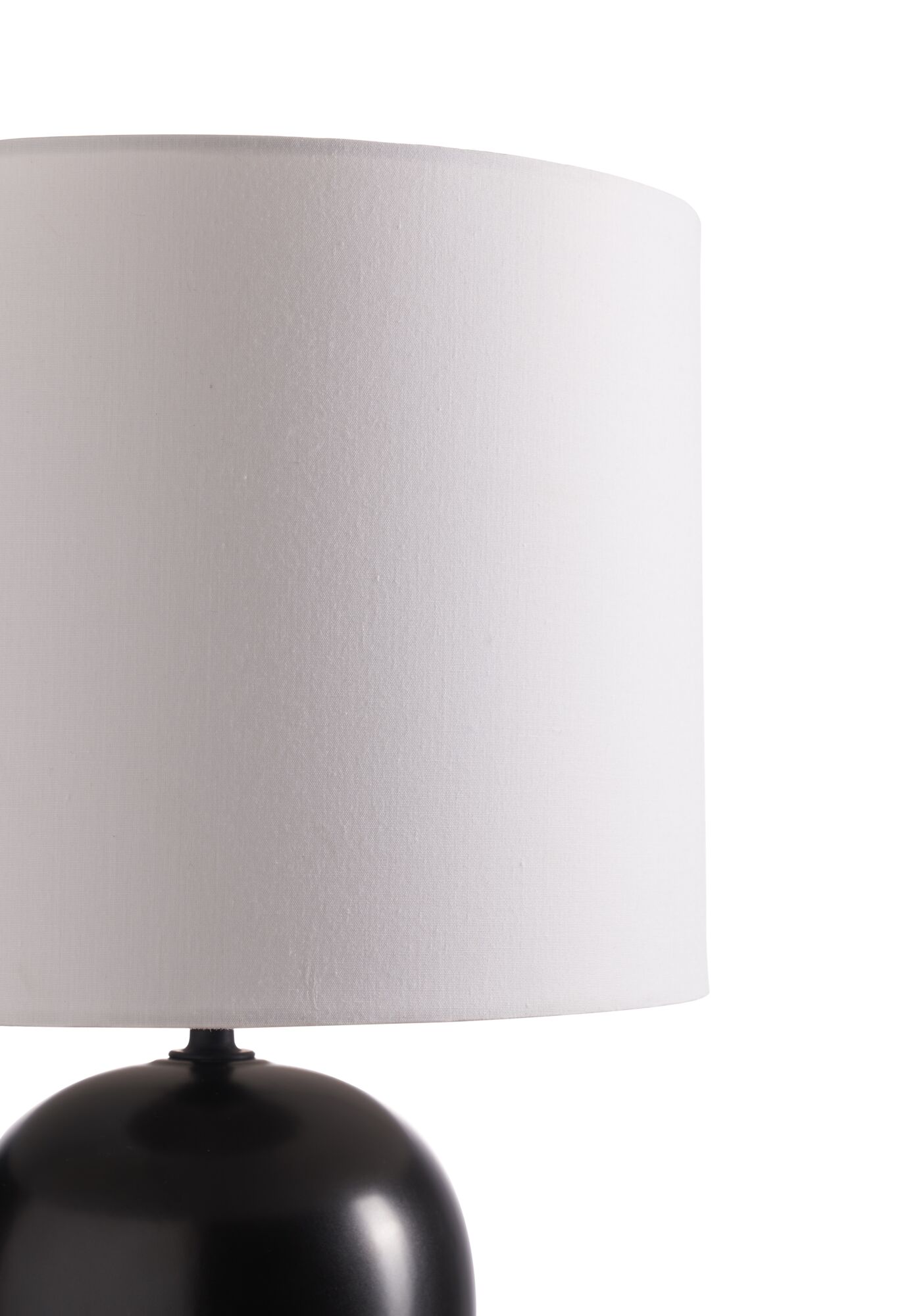 Moderne bordlampe med sort metalfod og hvid stofskærm til stilfuld belysning i hjemmet