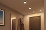 Flache runde LED-Deckenleuchten in warmweiß beleuchten modernen Flur mit Garderobe und Spiegel.