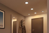 Flade runde LED-loftslamper i varmt hvidt lys oplyser moderne entré med knagerække og spejl.