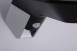 Gros plan sur capteur noir avec support métallique argenté pour systèmes d'éclairage intelligents