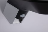 Nahaufnahme eines schwarzen Sensors mit silberner Halterung aus Metall für smarte Beleuchtungssysteme