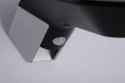 Nahaufnahme eines schwarzen und silbernen Sensors mit hexagonalem Muster für Beleuchtungstechnik