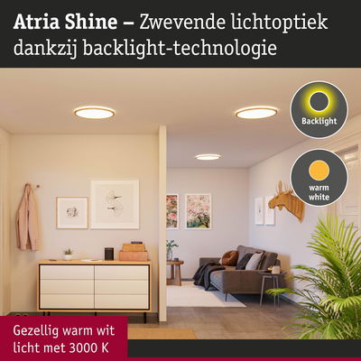 Atria Shine LED-plafondlampen met warm wit licht en backlight-technologie in een moderne woonkamer.