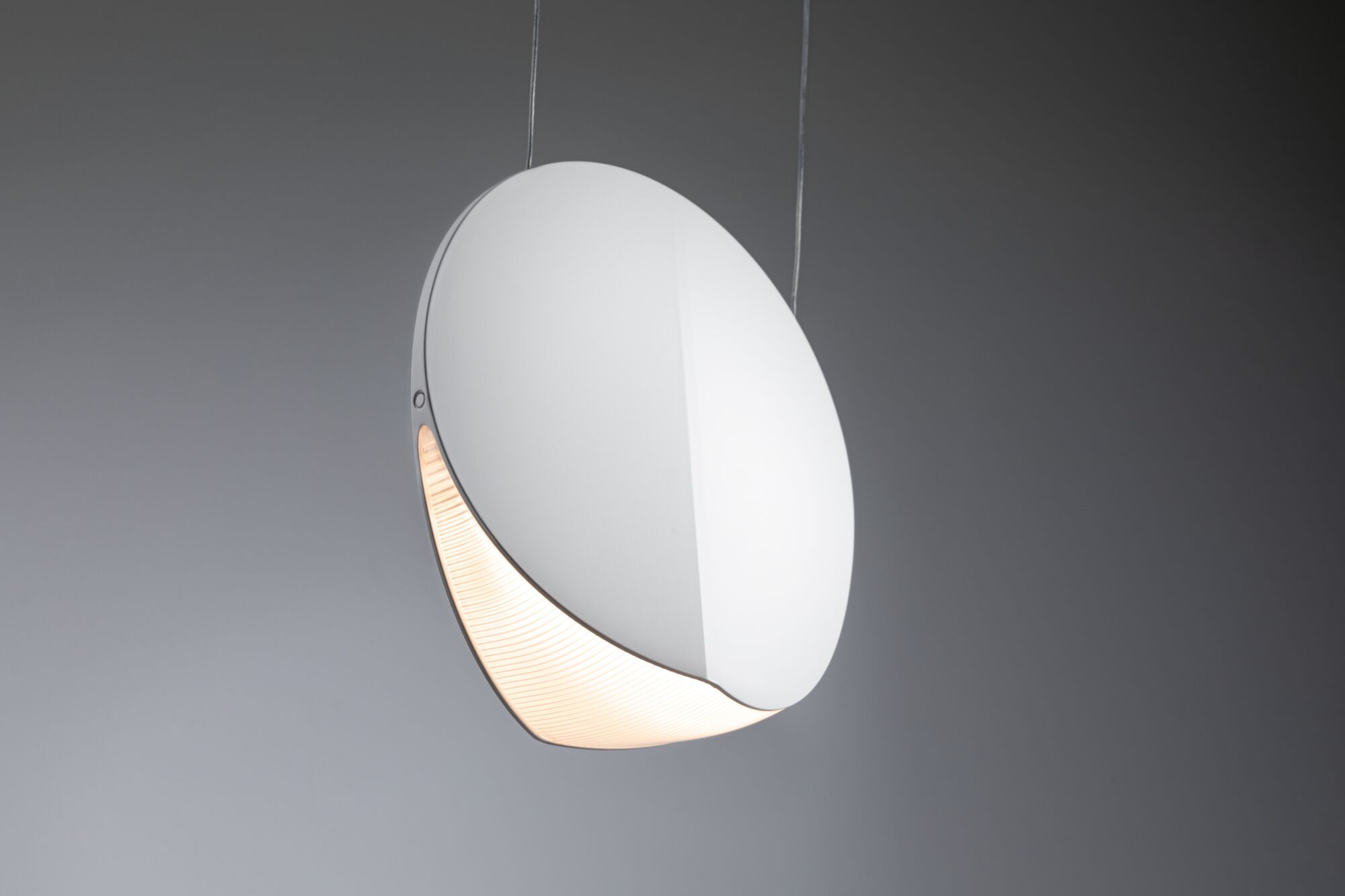 Moderne weiße Pendelleuchte mit halb geöffnetem Diffusor aus Kunststoff für stimmungsvolle Beleuchtung