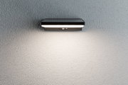 Schwarze LED-Wandleuchte mit Bewegungsmelder an grauer Wand, energiesparende Außenbeleuchtung