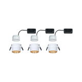 Drie witte LED-inbouwspots met gouden reflector en zwarte kabel voor moderne binnenverlichting.