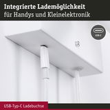Weiße USB-Typ-C Ladebuchse mit Kabel an Wandmontage für Handys und Kleingeräte