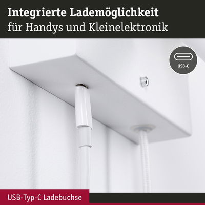 Weiße USB-Typ-C Ladebuchse mit Kabel an Wandmontage für Handys und Kleingeräte