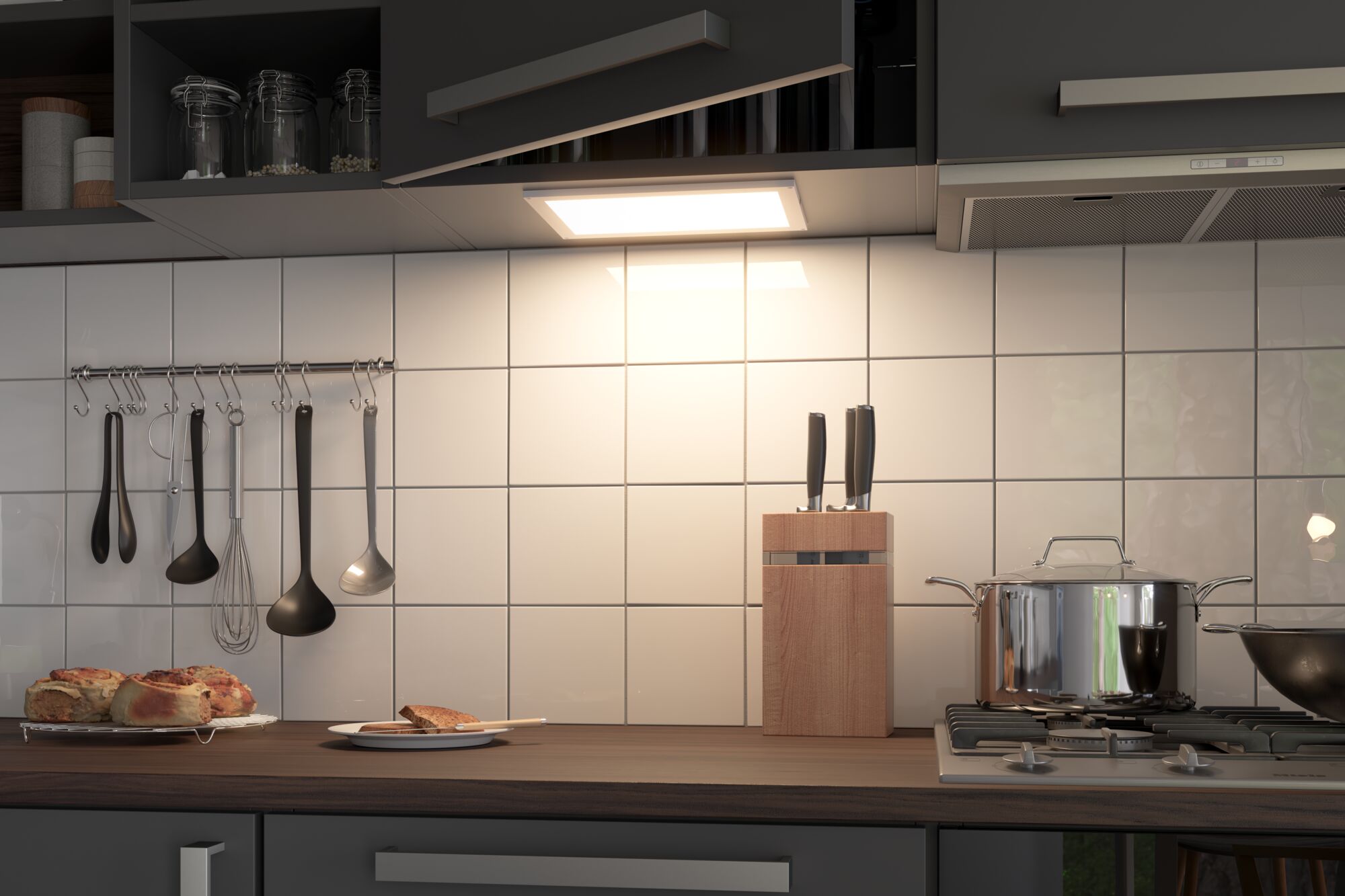 Moderne Küchenarbeitsplatte mit Edelstahlkochtopf, Messerblock aus Holz und LED-Unterbauleuchte.