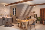 Moderne Dachgeschossküche mit Holz-Esstisch, grauen Stühlen und warmweißer LED-Seilbeleuchtung