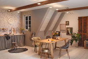 Salle à manger moderne avec table en bois, chaises grises et éclairage LED blanc chaud sur poutres en bois