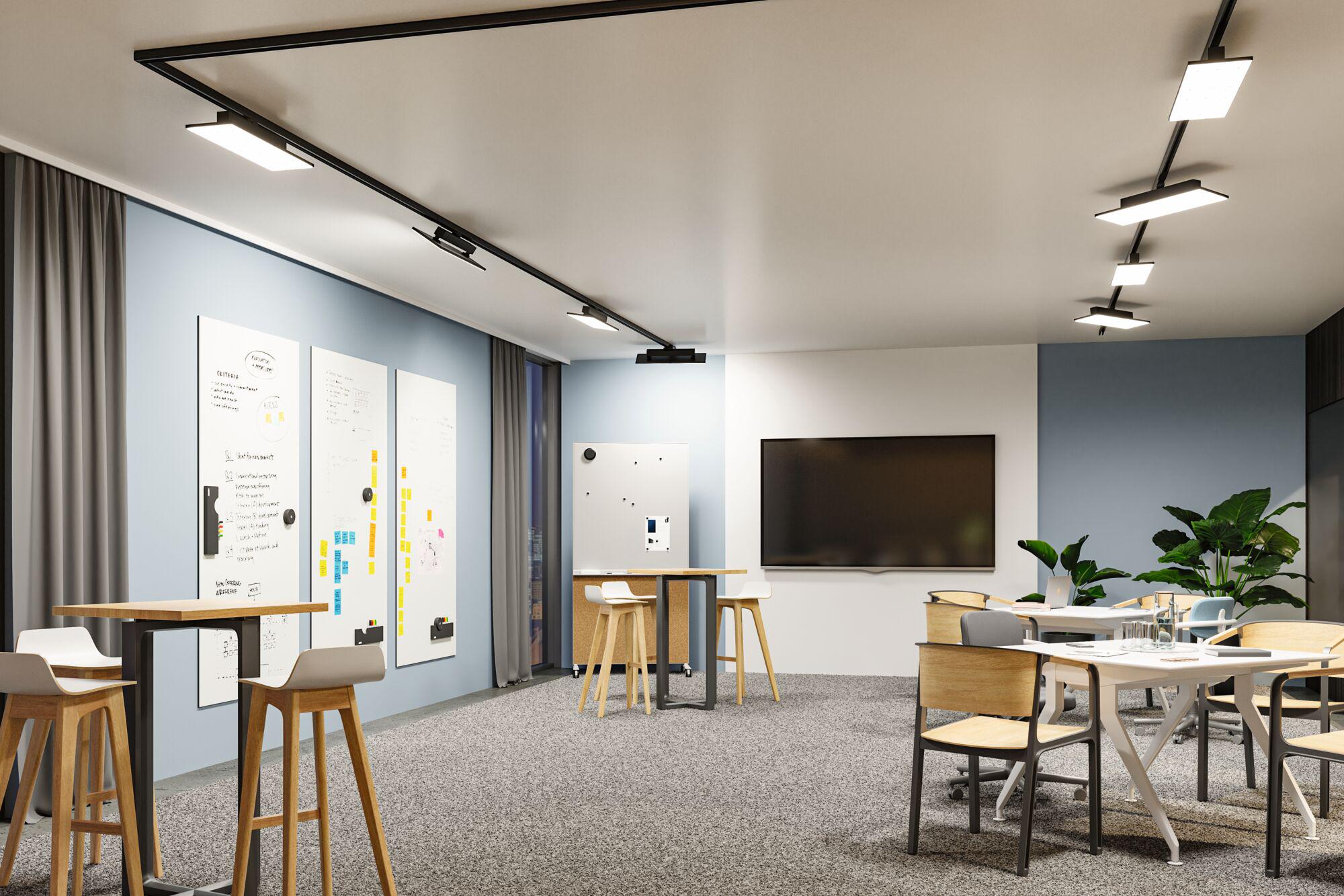 Modernes Büro mit schwarzen LED-Schienenleuchten an der Decke und Holzstühlen für Arbeitsbereiche