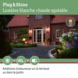 Éclairage extérieur blanc chaud Plug & Shine illuminant l'entrée de la maison et le chemin du jardin au crépuscule