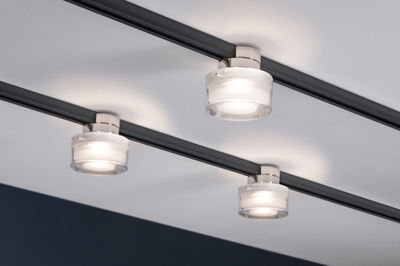 Drei runde LED-Deckenstrahler aus Glas mit schwarzer Schiene für moderne Innenbeleuchtung