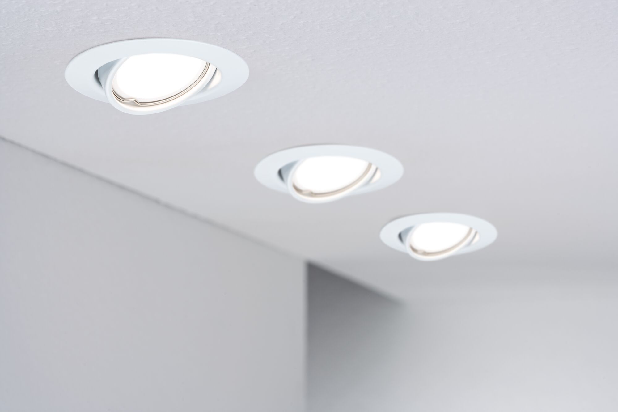 Drei weiße LED-Einbaustrahler in Decke mit schwenkbarem Design für flexible Raumbeleuchtung