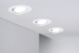 Drei weiße LED-Einbaustrahler in Decke mit schwenkbarem Design für flexible Raumbeleuchtung