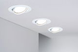 Drei weiße LED-Einbaustrahler in Decke mit schwenkbarem Design für flexible Raumbeleuchtung