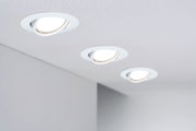 Drei weiße LED-Einbaustrahler aus Kunststoff in abgehängter Decke für moderne Raumbeleuchtung