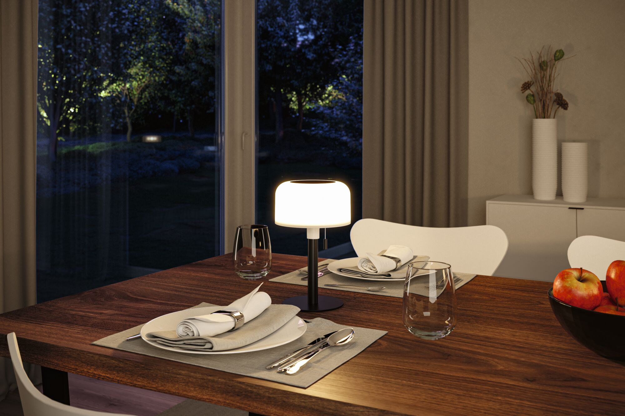 Lampe de table moderne avec abat-jour blanc et pied noir sur table en bois foncé dans salle à manger.