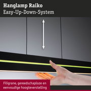 Hand stelt zwarte Raiko LED-hanglamp in met Easy-Up-Down-systeem en eenvoudige hoogteverstelling