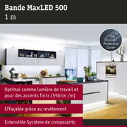 Cuisine moderne avec bande LED MaxLED 500 blanche de 1 mètre et protection pour éclairage de travail