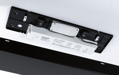 Witte LED-driver CV180W24CG-1 met zwarte montageplaat en kabels voor LED-verlichtingssystemen