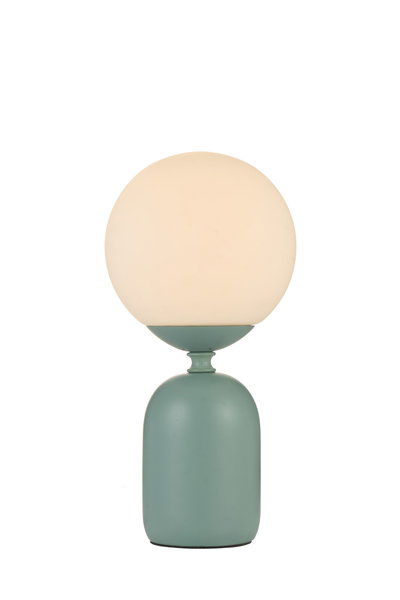 Moderne tafellamp met matte groene metalen voet en ronde witte glazen diffuser voor woonruimtes.