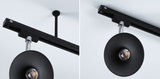 Zwarte plafondlamp met ronde reflector en chromen staaf, moderne LED-spot voor binnen.