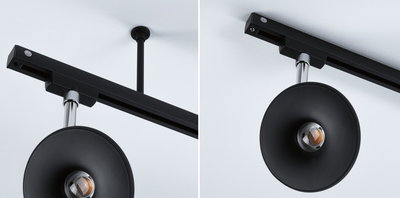 Zwarte plafondlamp met ronde reflector en chromen staaf, moderne LED-spot voor binnen.