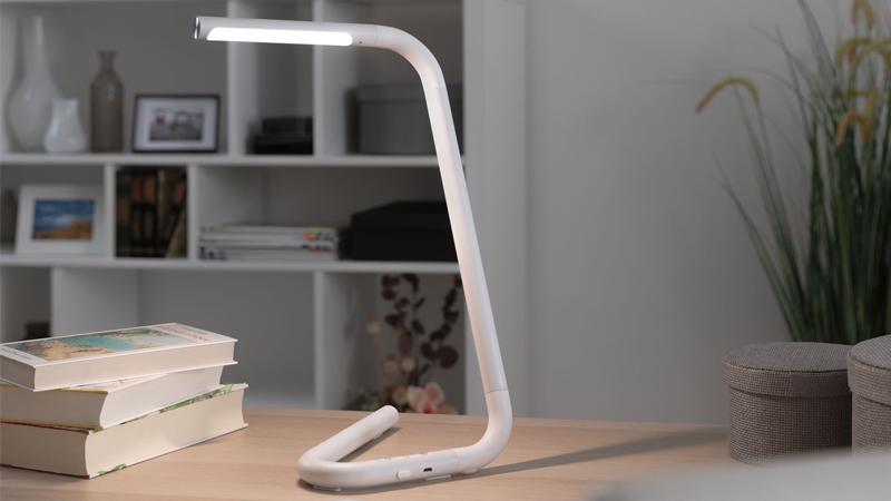 Schreibtischleuchten für Büroräume Moderne Tischleuchte auf einem Schreibtisch