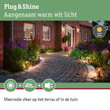 Warm wit tuinpadverlichting langs bakstenen huis voor sfeervolle buitenverlichting met LED-licht