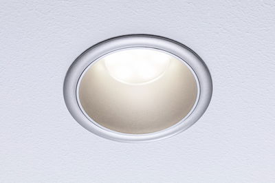 Ronde inbouw-LED-lamp met zilverkleurige aluminiumrand in plafond voor moderne verlichting