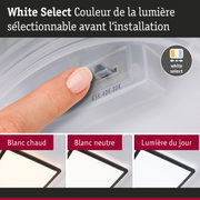 Doigt réglant la couleur de la lumière sur un interrupteur blanc avec trois plafonniers LED en blanc chaud, neutre et lumière du jour