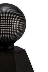Zwarte LED-lamp met bolvormige metalen kap met stippenpatroon voor moderne verlichting
