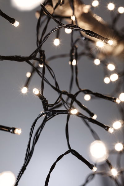 Nahaufnahme von warmweißen LED-Lichterketten mit schwarzem Kabel für stimmungsvolle Dekoration.