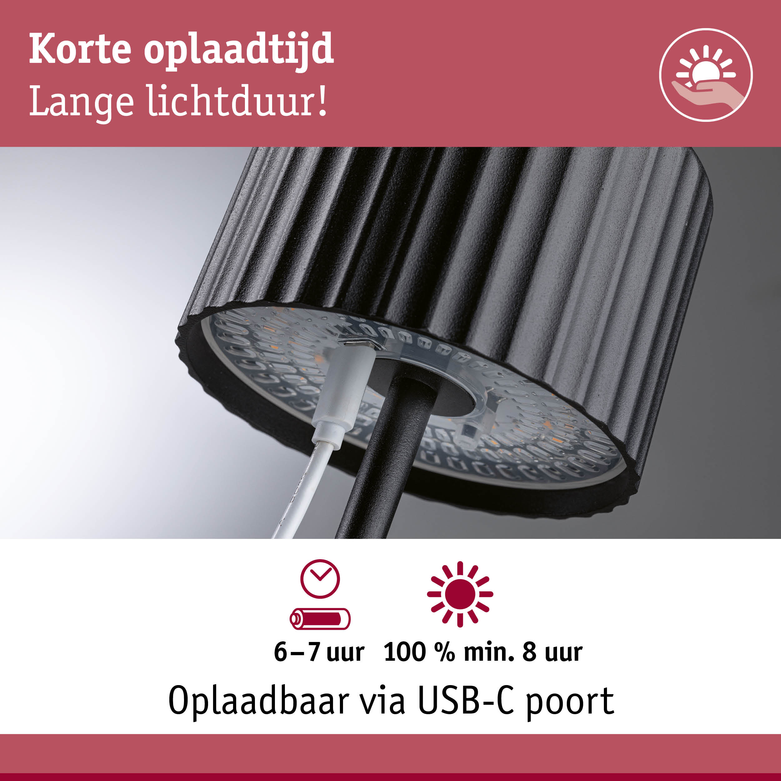 Close-up van zwarte LED-lichtkop met USB-C oplaadkabel en lange lichtduur