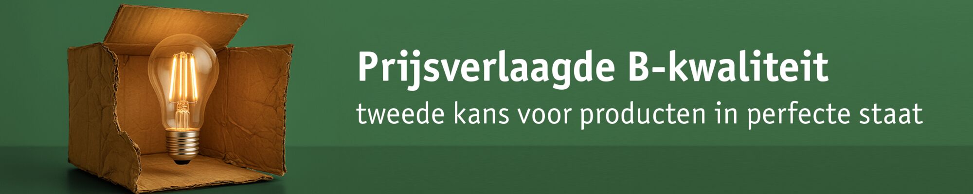 Verlichte gloeilamp in open bruine kartonnen doos op groene achtergrond met tekst over B-kwaliteit aanbiedingen