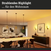Modernes Wohnzimmer mit goldfarbenen Pendelleuchten und Wandlampen aus Metall für stilvolle Raumbeleuchtung