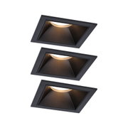 Drei quadratische Einbauleuchten aus schwarzem Metall mit warmweißem LED-Licht für moderne Innenräume