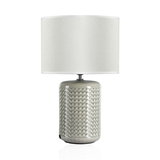 Tafellamp met grijze keramische voet en witte stoffen kap, decoratieve woonverlichting