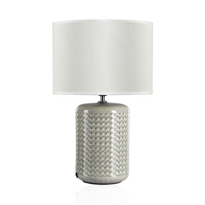 Tafellamp met grijze keramische voet en witte stoffen kap, decoratieve woonverlichting