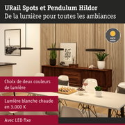 Suspensions noires modernes avec lumière LED blanc chaud au-dessus d'une table à manger en bois