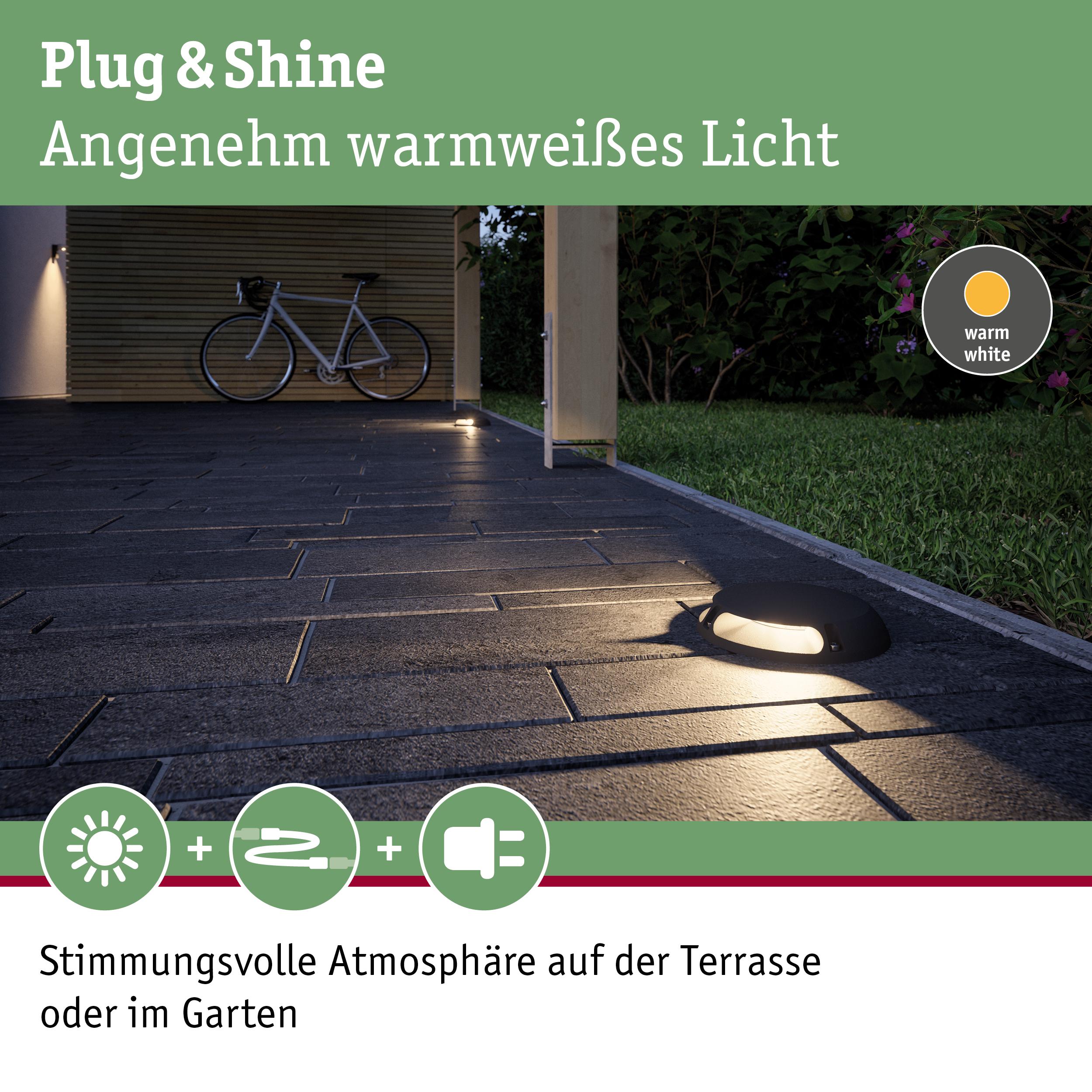 Schwarze Außenwandleuchte mit warmweißem Licht auf Terrasse aus Steinplatten für stimmungsvolle Gartenbeleuchtung