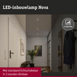 LED-inbouwlamp Nova met 3-standen dimmer in moderne hal met kunst en plant