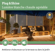 Terrasse chaleureuse avec éclairage LED blanc chaud et banc en palettes en bois pour extérieur